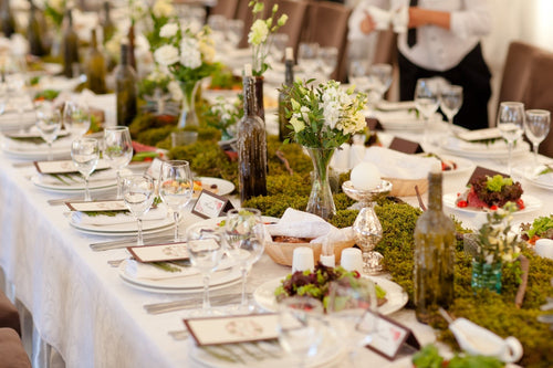 outdoor theme banquet table with white tablecloth